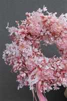 Pink Lady Eyre, asymetryczny wianek dekoracyjny