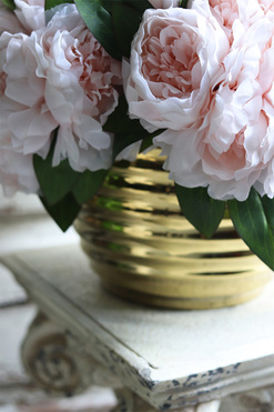 Aura Deluxe Gold, kompozycja z peonii w złotej donicy, wym.45x50cm 