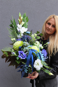 Christi Blue, niebiesko-zielony bukiet nagrobny we wkładzie, dł.58cm