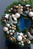 Łyżwa, świąteczny, iglasty wianek ze złotymi ozdobami, śr.30cm