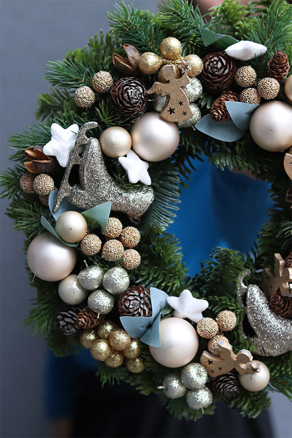 Łyżwa, świąteczny, iglasty wianek ze złotymi ozdobami, śr.30cm