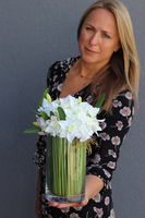 bukiet białych narcyzów i hortensji w szklanym wazonie, Relissa 2, wys.32cm