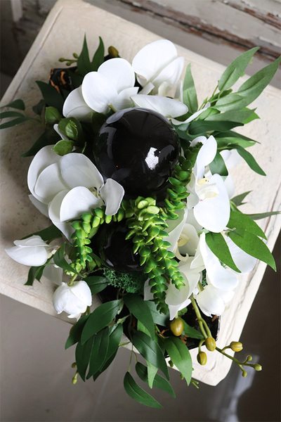 Dekoria Goldie, kompozycja z orchideą na czarnej paterze, wym.17x39cm  