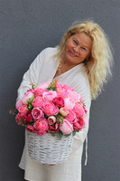 Provance Koresa, bogaty kosz z różami