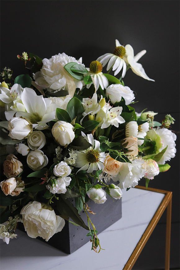 Torrino Romanea, biała kompozycja kwiatowa