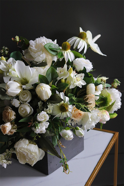 Torrino Romanea, biała kompozycja kwiatowa