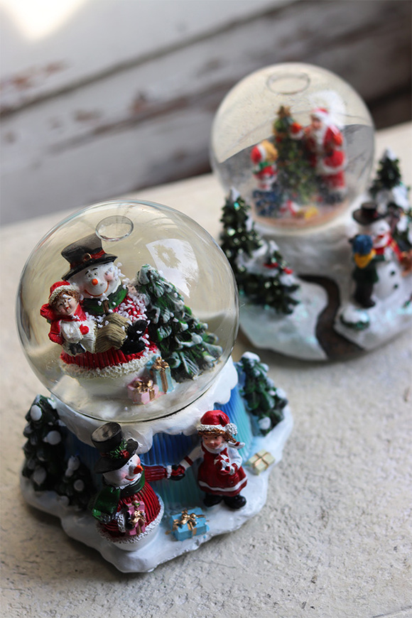 świąteczna Kula Śnieżna Mikołaj przy Choince