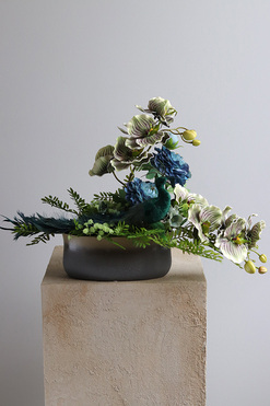 Desderia, kompozycja kwiatowa z pawiem, wym.33x55cm