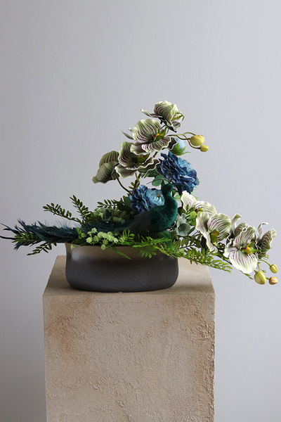 Desderia, kompozycja kwiatowa z pawiem