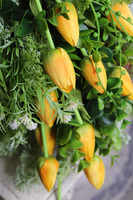 Żółta Energia 2, wiosenny wieniec nagrobny z tulipanami