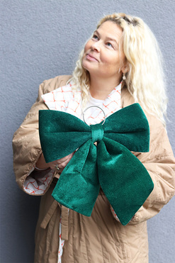 OD RĘKI Plushie Xmas, welurowa kokarda - pluszowa zawieszka,  zielona,wym.36x34cm