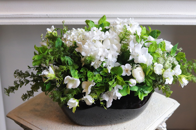 Black&White, kompozycja kwiatowa w czarnym naczyniu