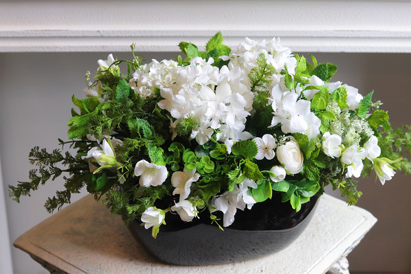 Black&White, kompozycja kwiatowa w czarnym naczyniu