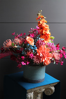 Bollywood, kompozycja kwiatowa w energetycznych kolorach, wys.70cm +wystające elem.