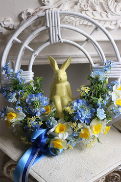 Gredia Yellow, wielkanocny wianek na drzwi z zającem, rozp.42cm