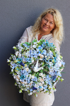 atrakcyjny kwiatowy wianek, Gołębica, wym.50cm