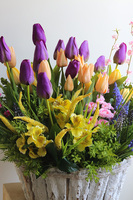 Viosenna, wiosenna dekoracja nagrobna z tulipanami