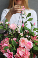 Rossamana, kwiaty w wiszącej donicy