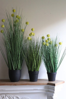 Romelia sztuczna trawa kwitnąca w donicy