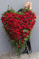 Czerwień Amore, żywa wiązanka pogrzebowa serce