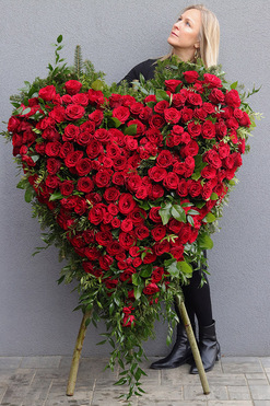 Czerwień Amore, żywa wiązanka pogrzebowa serce, wym.150x100cm