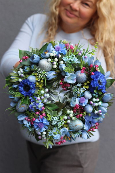 Chabrowy Błękit, niebieski wielkanocny wianek na drzwi