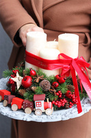 Winter Candles, stroik ze świecami na talerzu