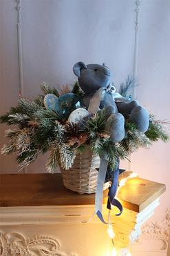 Pluszowy Miś, świąteczny stroik w koszyku, wym.42x52cm 