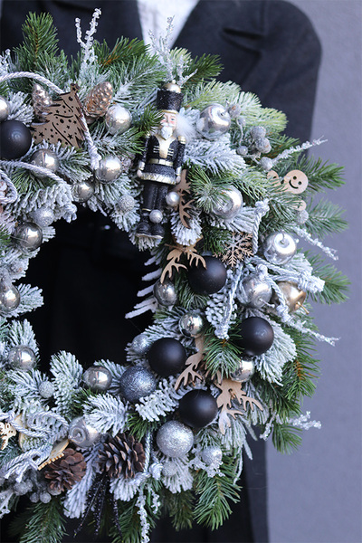 Dziadek Mróz, świąteczny srebrno - czarny wianek, śr.50cm