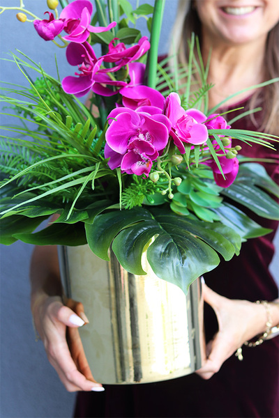 Grestina Figaro 2, kompozycja ze strelicją w złotej donicy