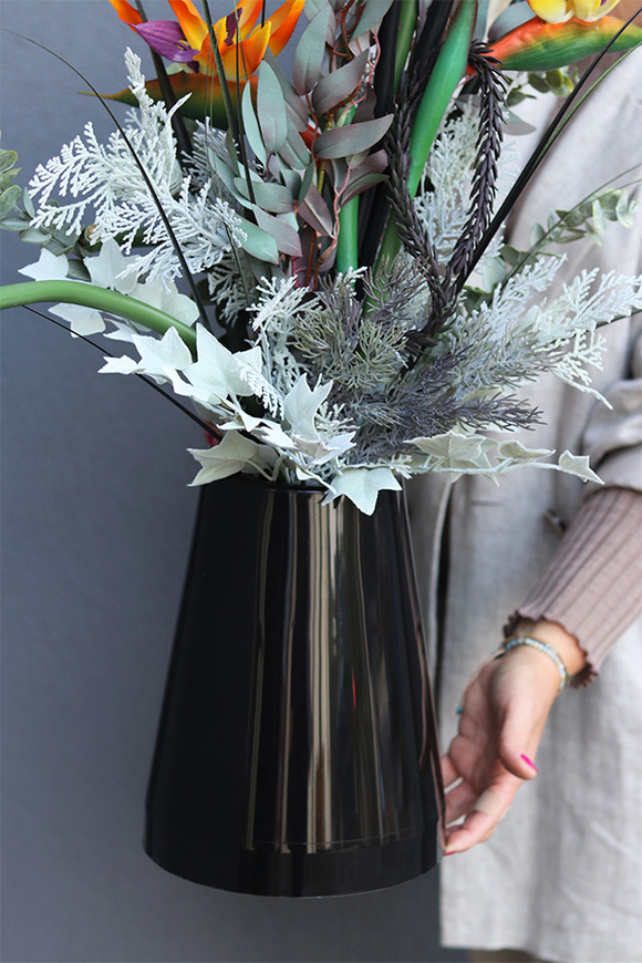 Black, bukiet nagrobny we wkładzie z kalią i strelicją, dł.85cm 