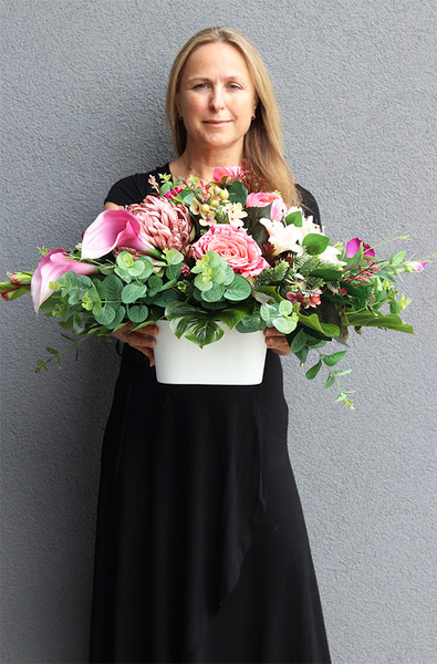 Denolla Gedda, kompozycja nagrobna z kallami, wym.37x70cm 