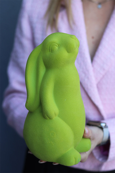 Bunny Green, wielkanocna figurka zając welurowy