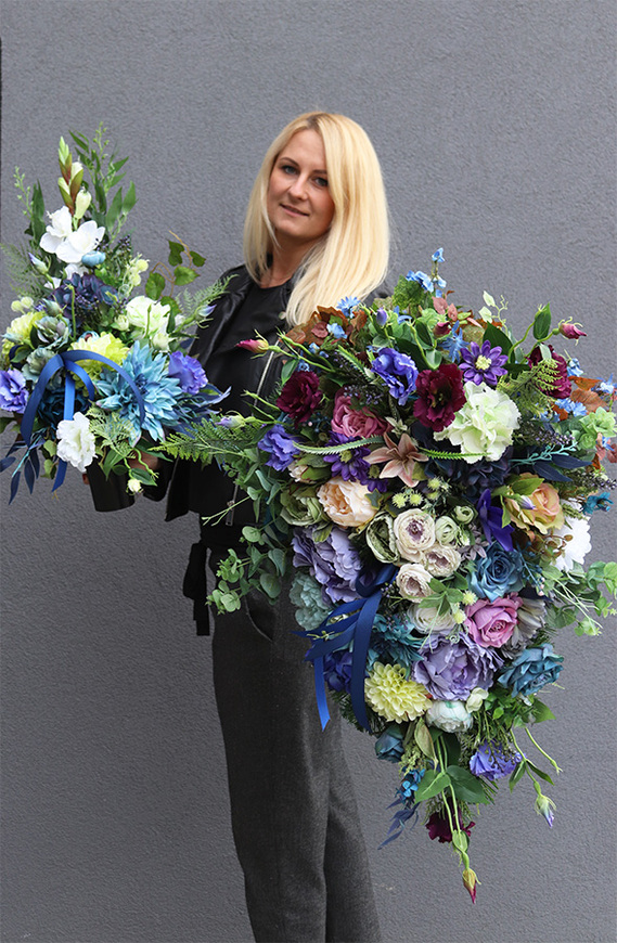 Christi Blue, niebiesko-zielony bukiet nagrobny we wkładzie, dł.58cm