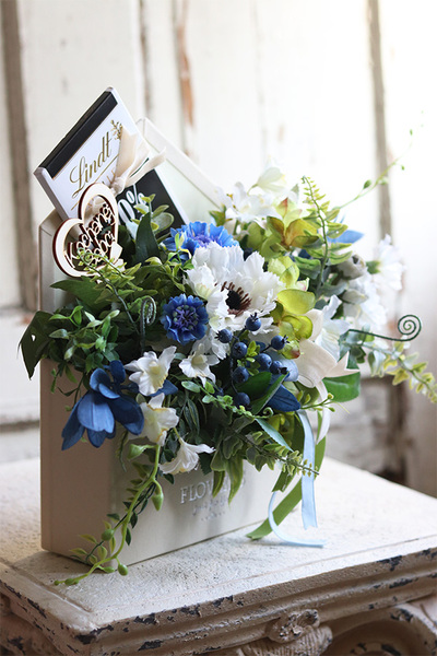 bardzo urocza koperta / flowerbox z czekoladą, Gisani Chocolates, wym.30x38cm  