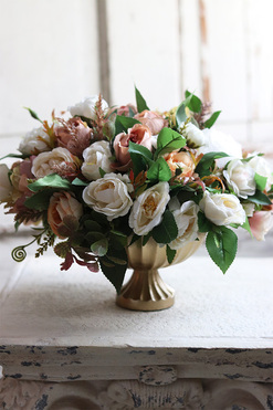 Beige Italy, kompozycja kwiatowa w pucharze, wys.21cm 