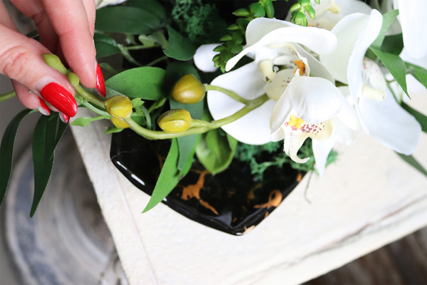 Dekoria Goldie, kompozycja z orchideą na czarnej paterze, wym.17x39cm  