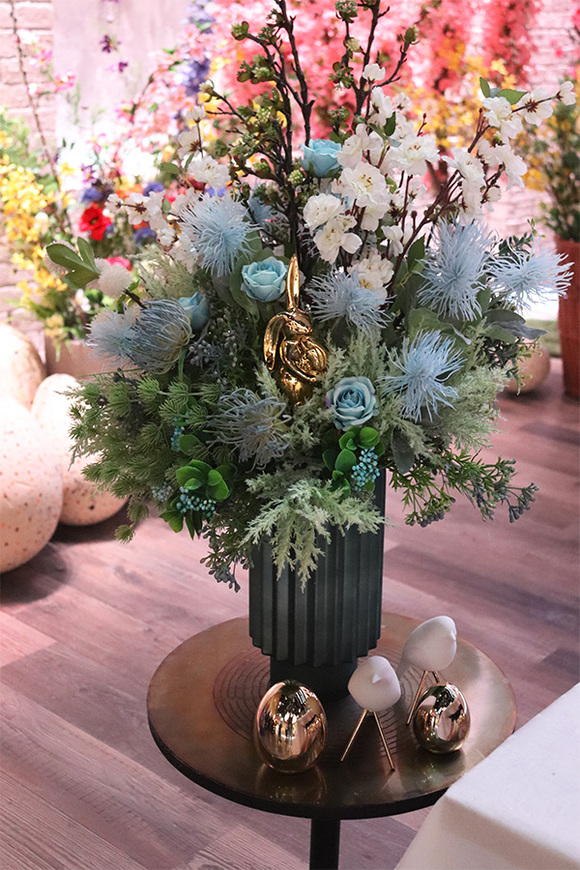 niebieska kompozycja wielkanocna, Zając Morlano, wys.70cm