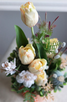 Mini Peach, wiosenna dekoracja kwiatowa z tulipanami