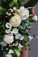 Nenisa, biała wiązanka nagrobna z chryzantemami