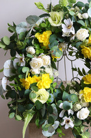 Ticino, żółty wianek na drzwi z żonkilami