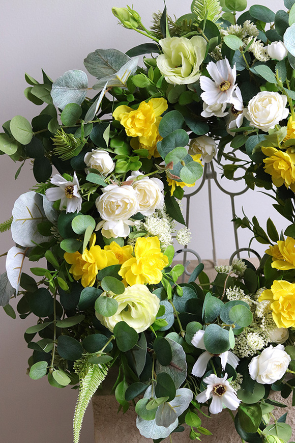 Ticino, żółty wianek na drzwi z żonkilami