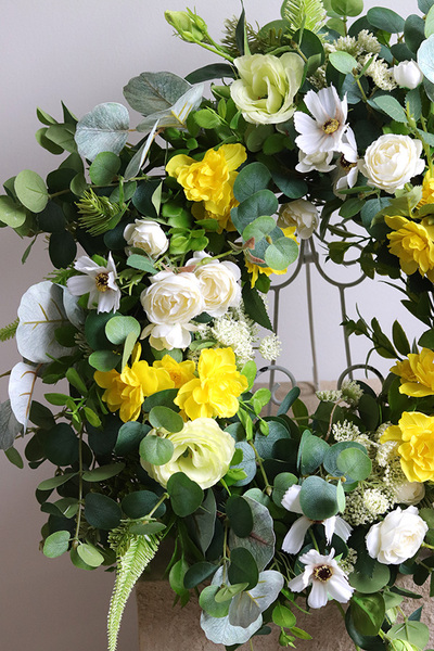 Ticino, żółty wianek na drzwi z żonkilami