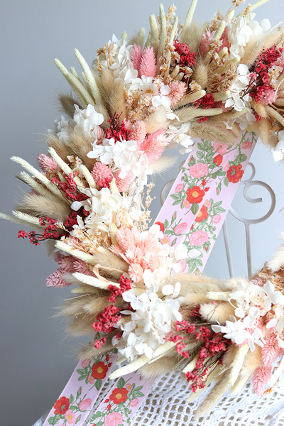 Koralowa Wielkanoc, dekoracyjny wianek z suszem