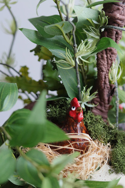 OD RĘKI Wiejska Wiosna, stroik wielkanocny z kurami, wys.50cm