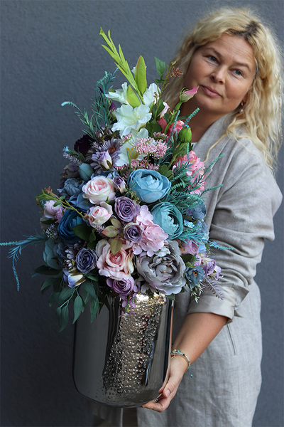 Blue Luizjana, wielostronna kompozycja kwiatowa w wazonie