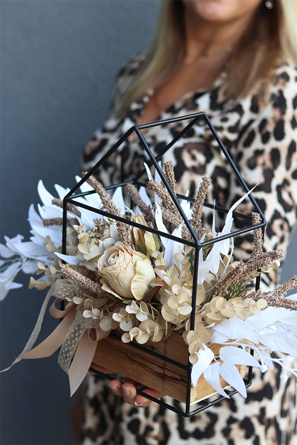 Cream Home, jesienna dekoracja kwiatowa w domku