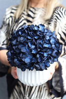 Navy Blue, kompozycja kwiatowa z granatowych hortensji