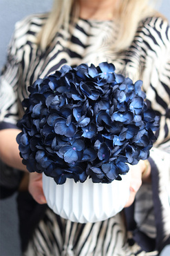 Navy Blue, kompozycja kwiatowa z granatowych hortensji, wys.27cm