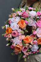 Morello Rich, różowo - brzoskwiniowy wianek na drzwi